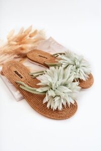 Women's flip-flops with fabric ornament