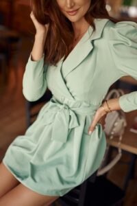 Elegant dress with puffed sleeves