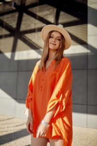 Lady's oversize shirt with adjustable sleeves