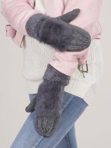 Grey insulated gloves with