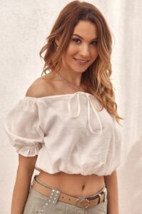 Short cream-coloured blouse with