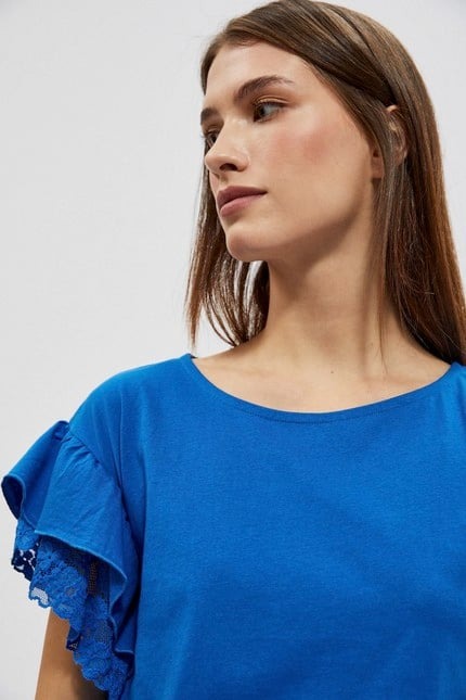 Blouse with frill on