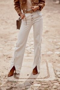 Wide trousers with buttons in