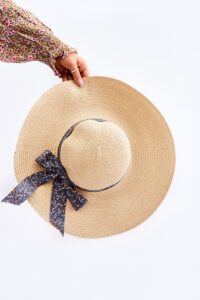 Fashionable hat with bow