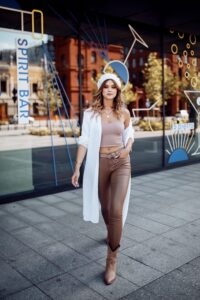 Fitted women's trousers made of