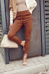 Simple women's trousers with elastic waistband