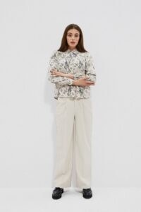 Wrinkled trousers with wide