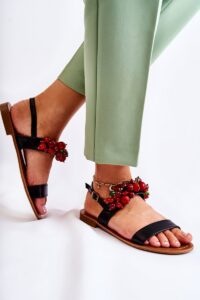 Fashionable sandals with beads
