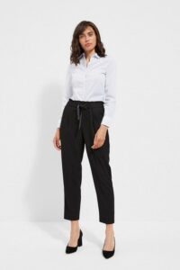 Trousers with straight legs and tie at
