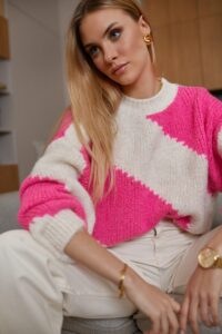 Loose women's sweater with stand-up collar