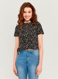 Čierne kvetované krátke tričko