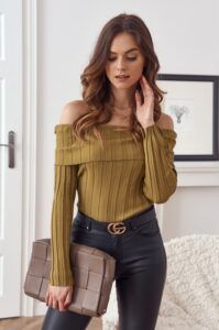Short blouse with shoulders stretched out