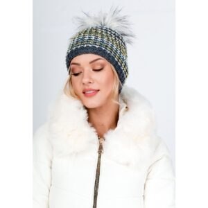Lady's winter cap with pompom