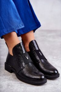 Lacquered boots with cut-outs on flat