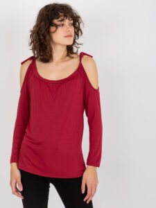 Lady's blouse with exposed shoulders